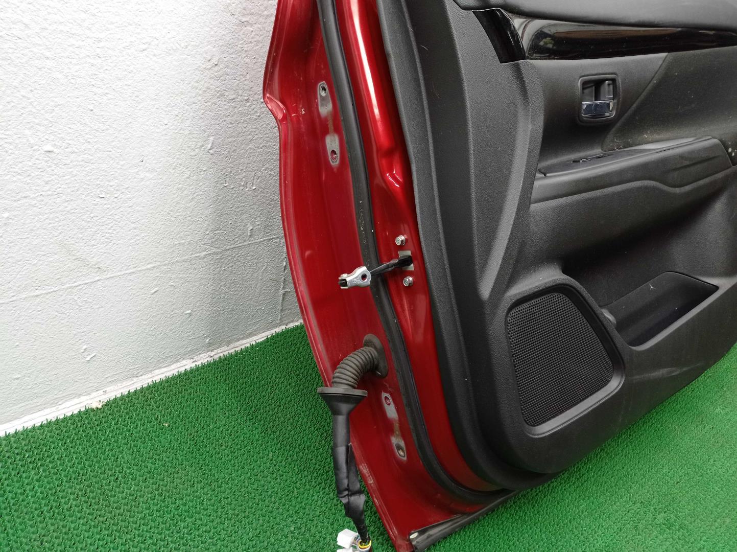 Замок двери передней правой