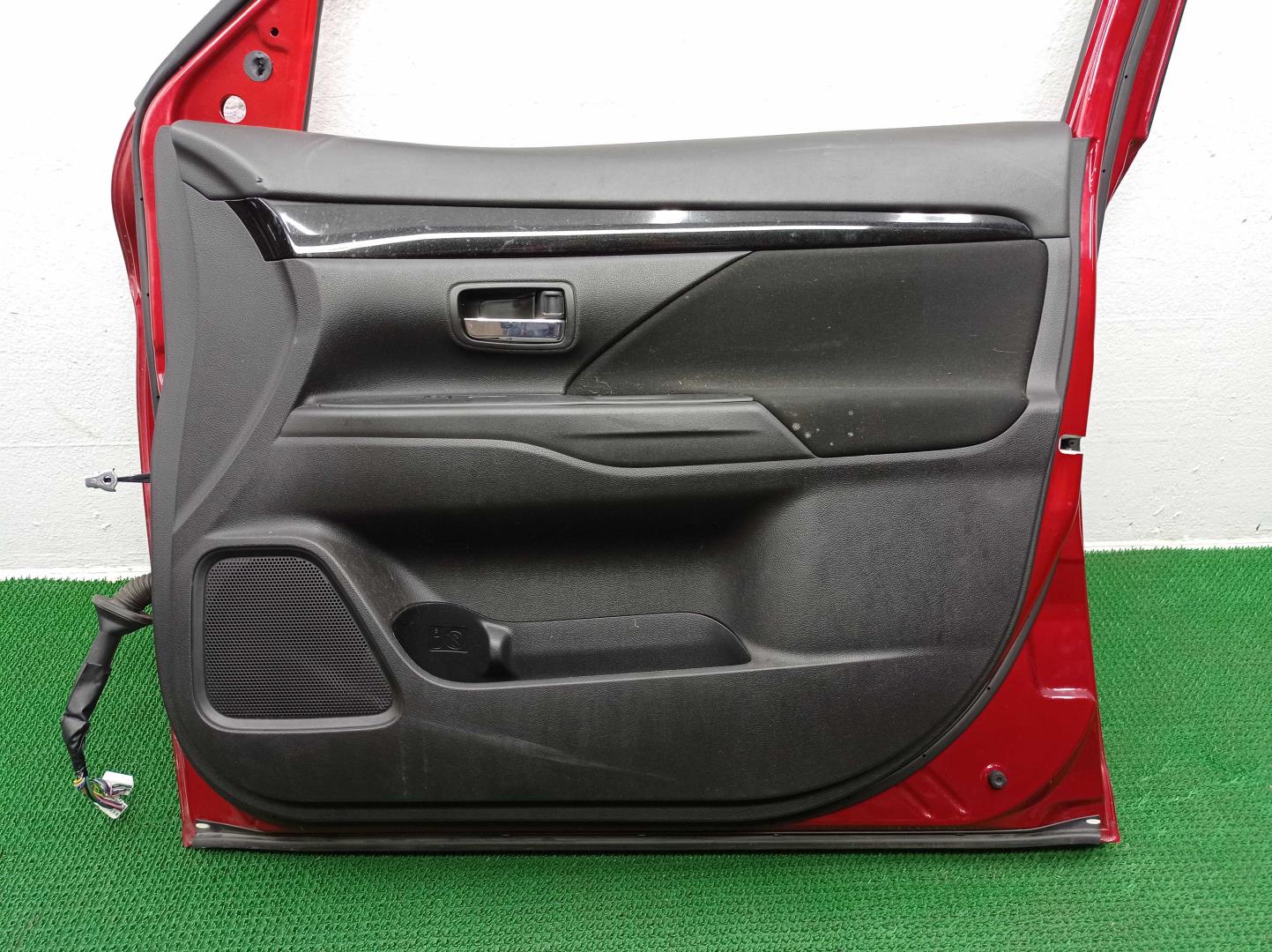 Замок двери передней правой