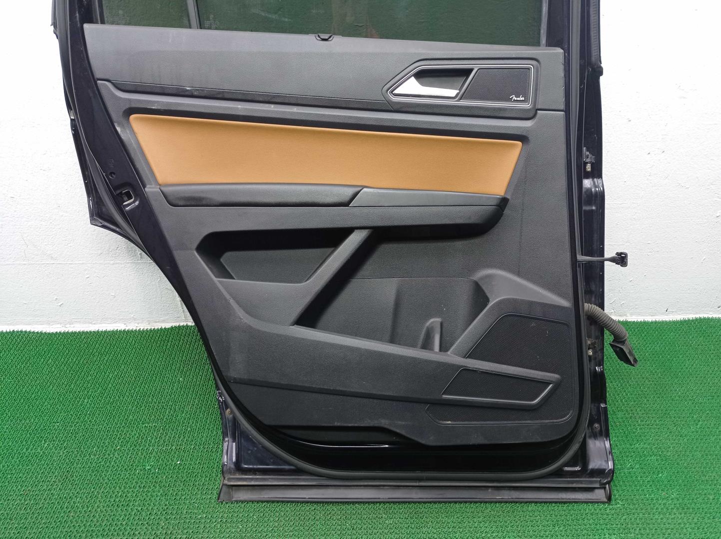 Замок двери задней левой