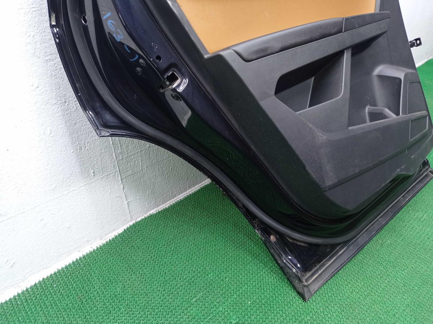 Замок двери задней левой