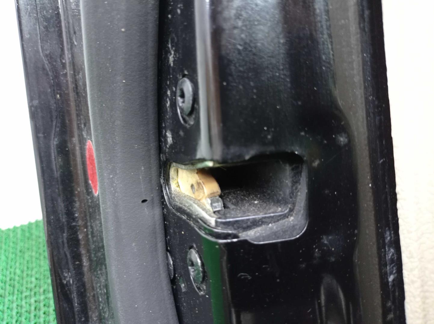 Замок двери передней левой