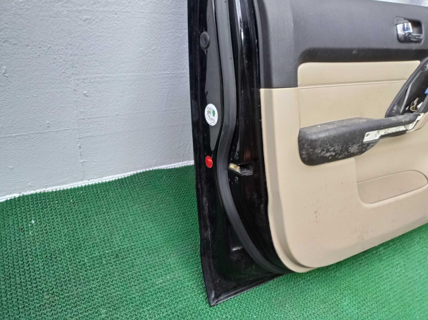 Замок двери передней левой