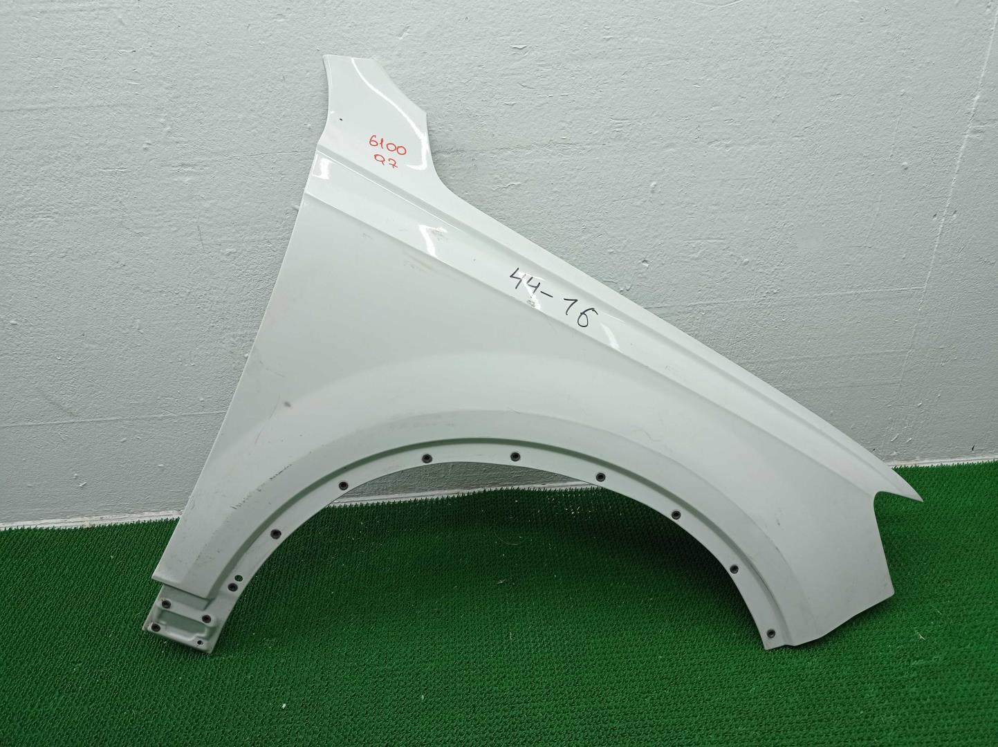 Крыло переднее правое