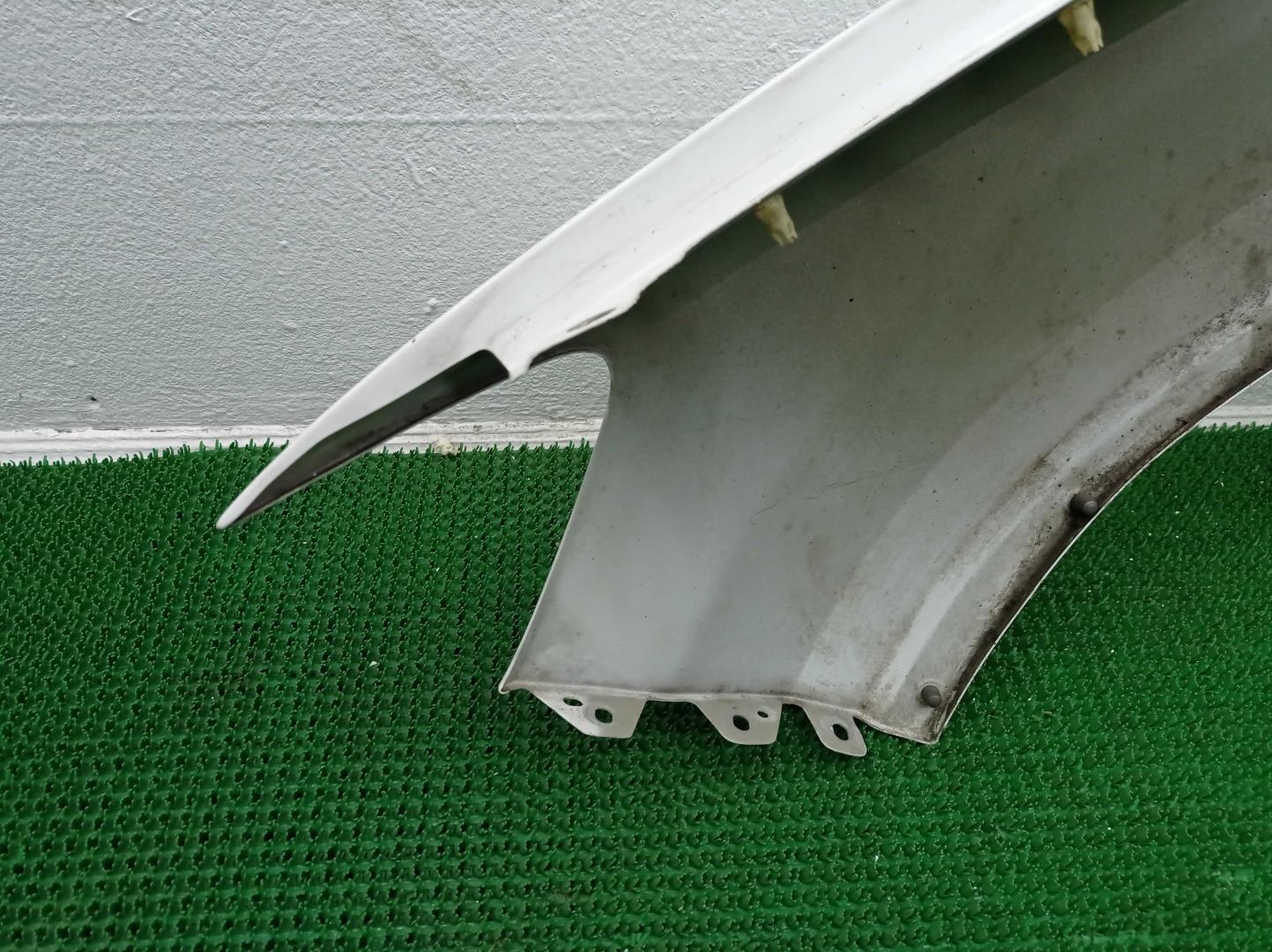 Крыло переднее правое