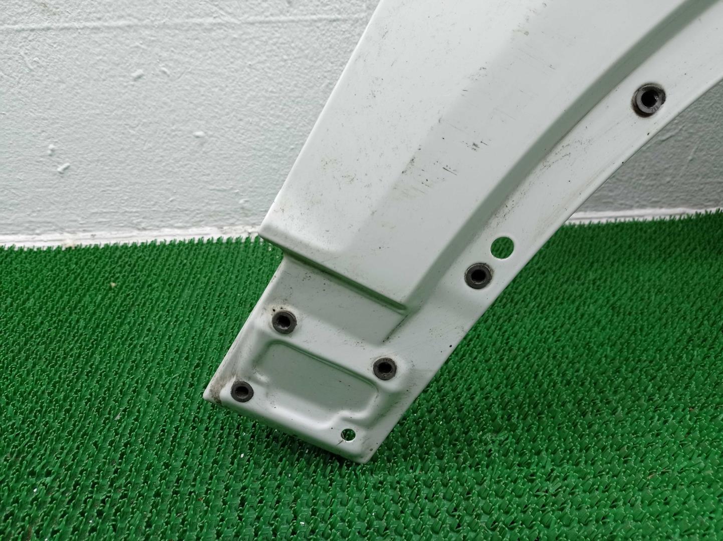 Крыло переднее правое