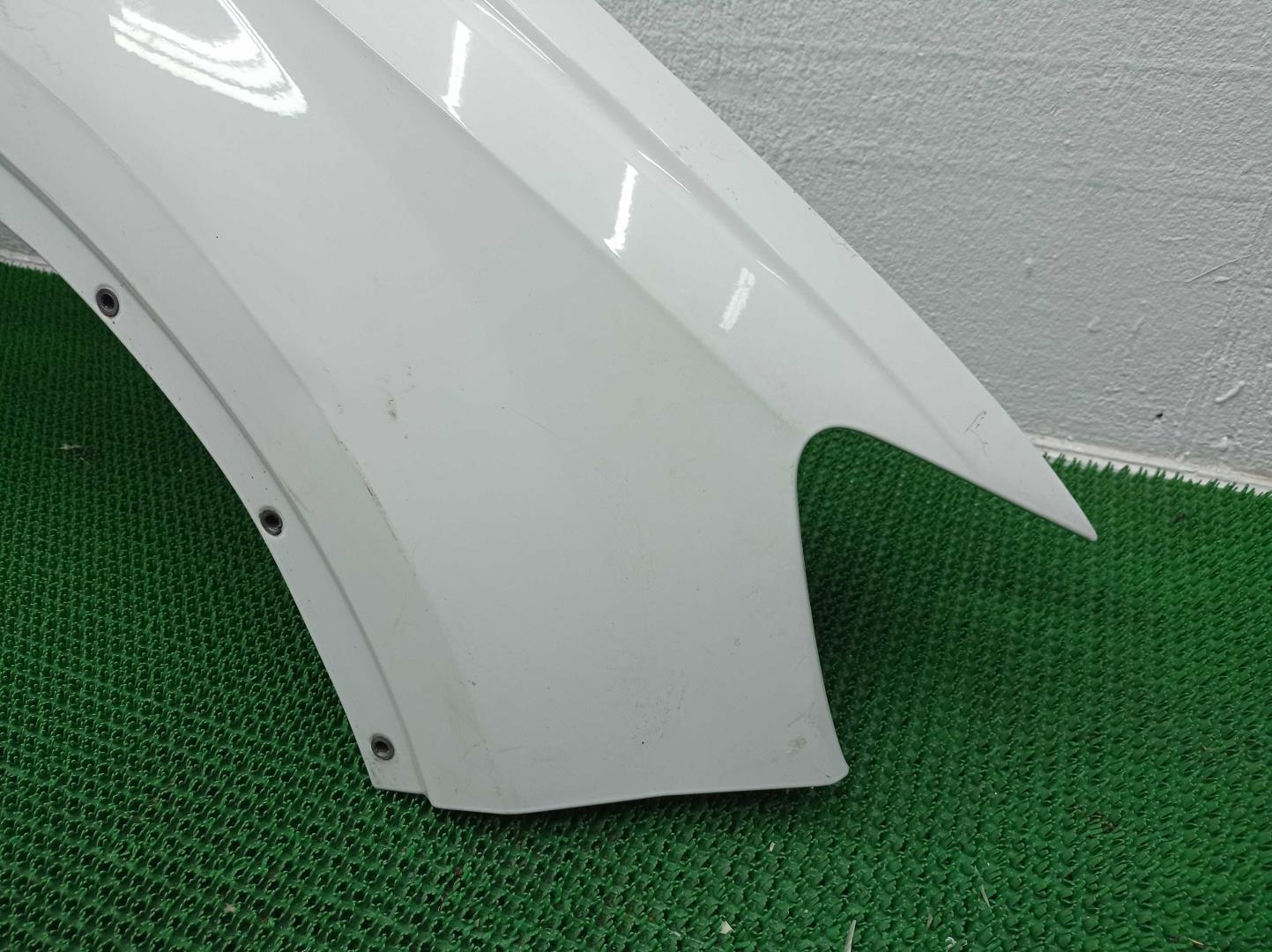 Крыло переднее правое