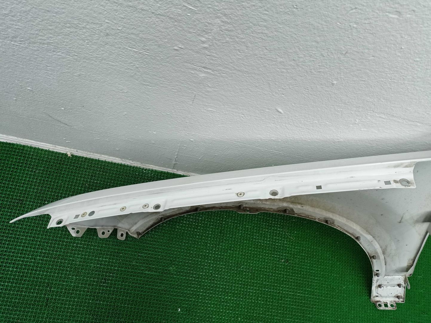 Крыло переднее правое