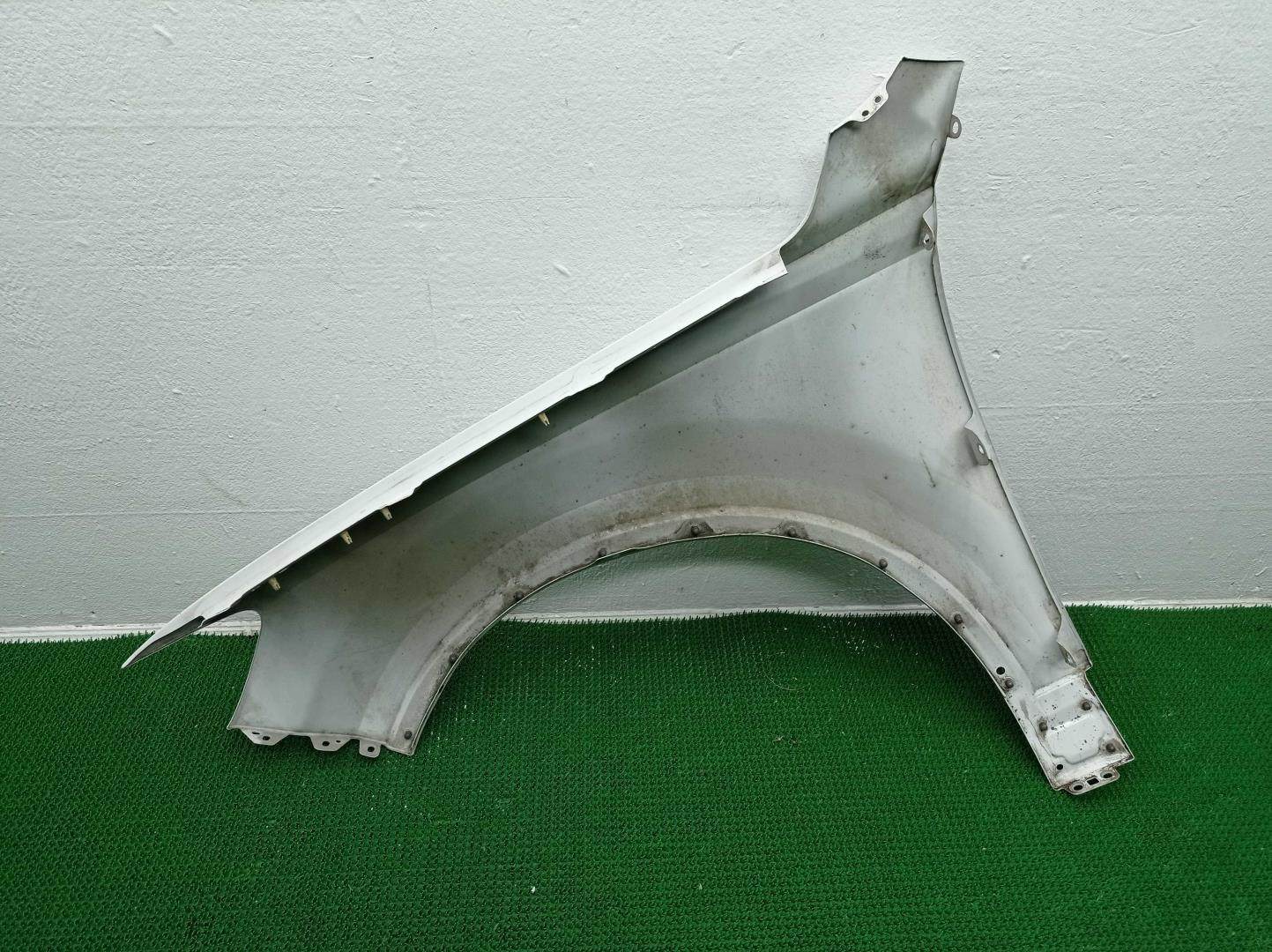 Крыло переднее правое