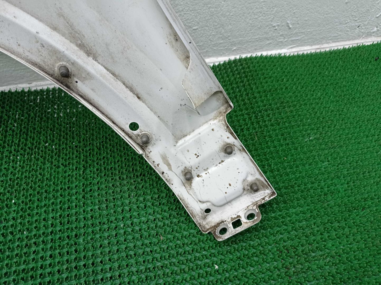 Крыло переднее правое