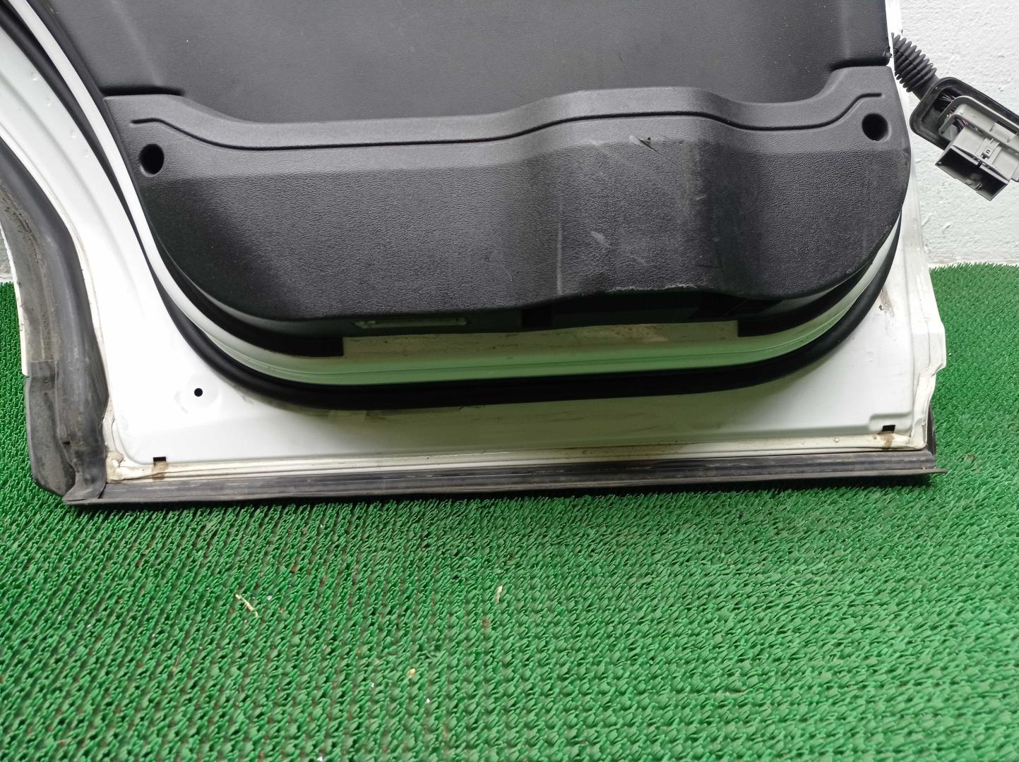 Замок двери задней левой