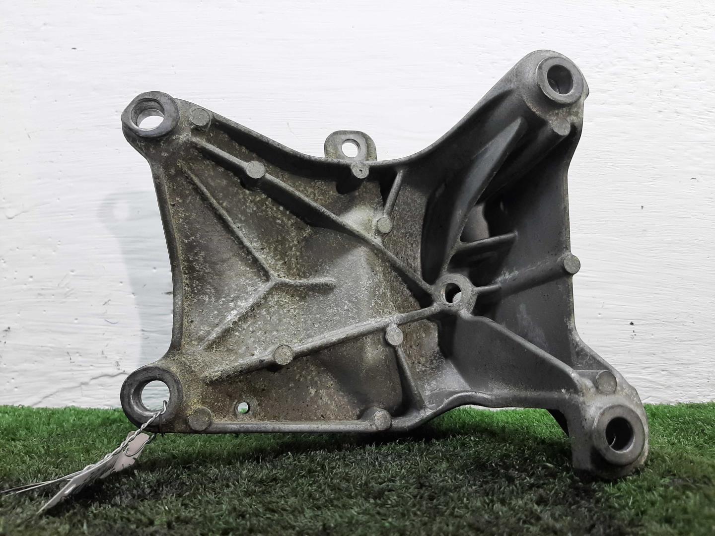 Кронштейн двигателя