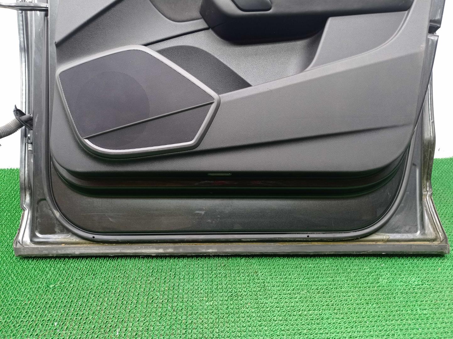 Замок двери передней правой