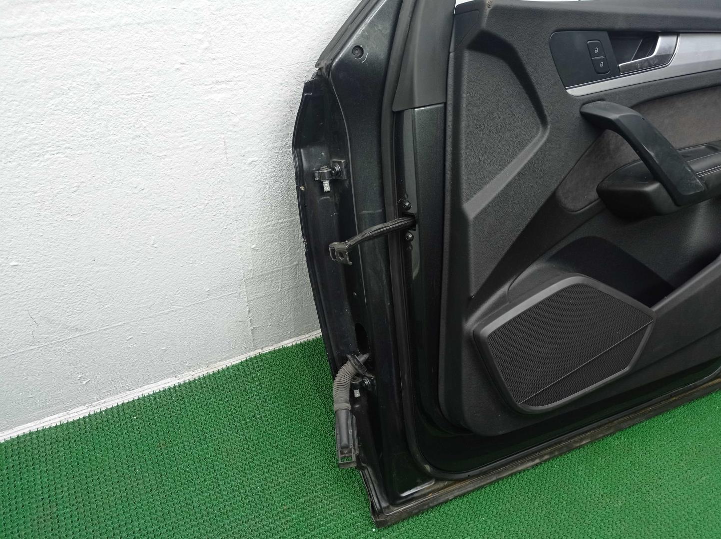 Замок двери передней правой