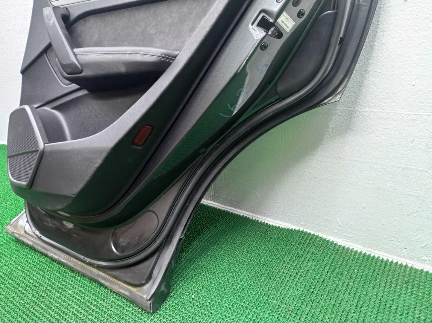 Замок двери задней правой