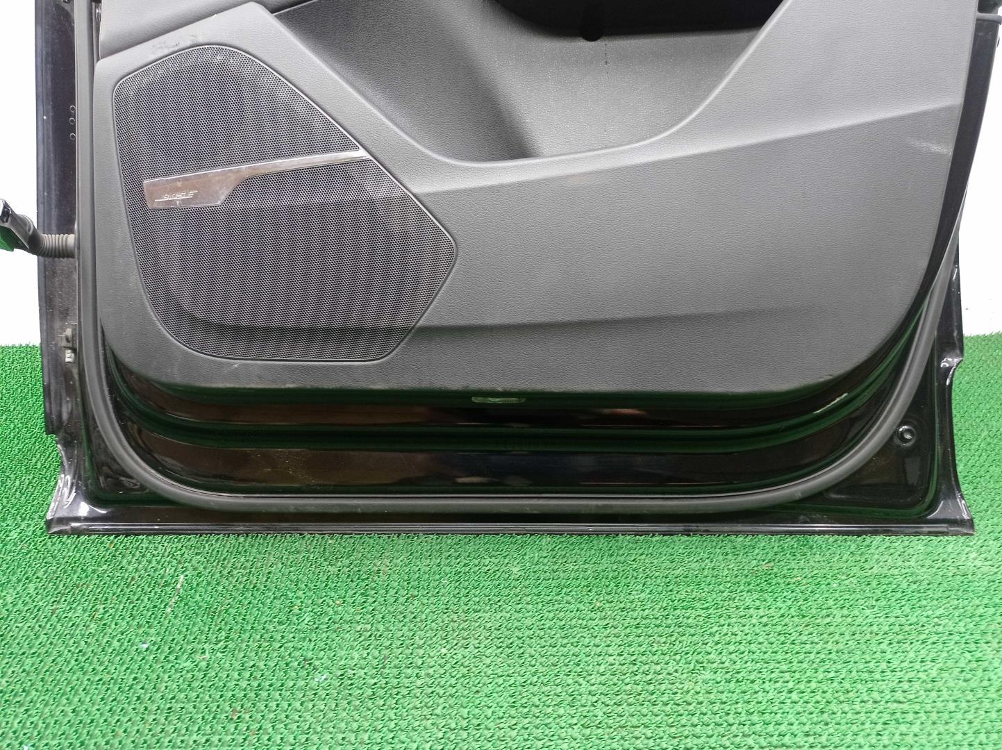 Стекло двери передней правой