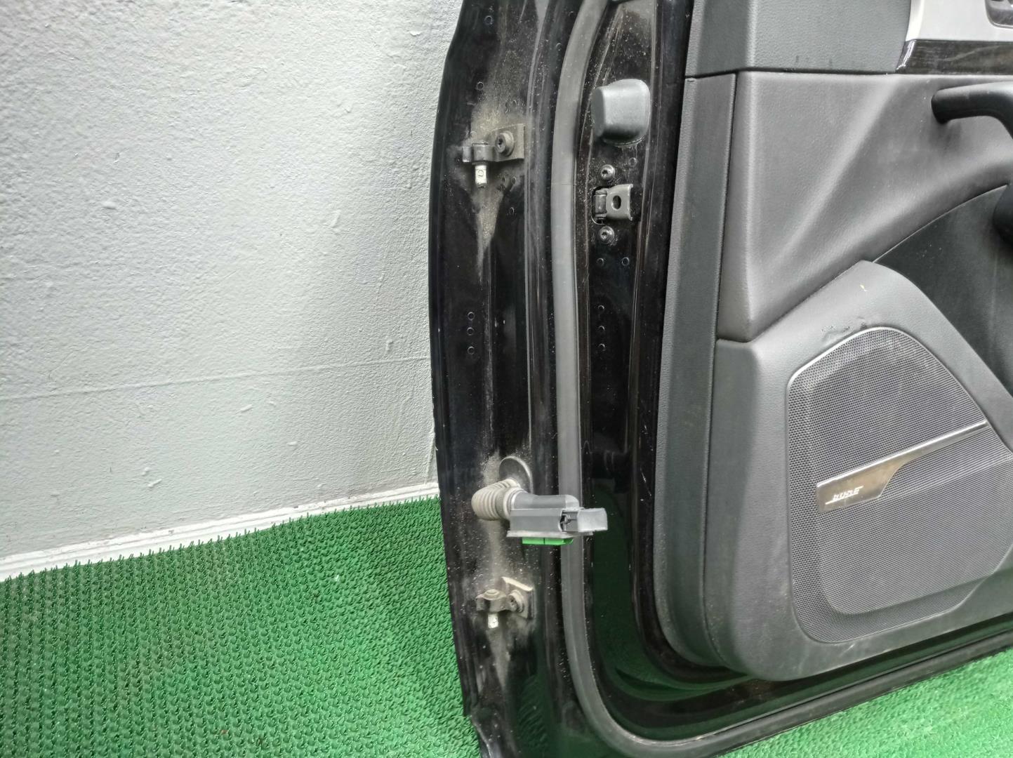 Стекло двери передней правой