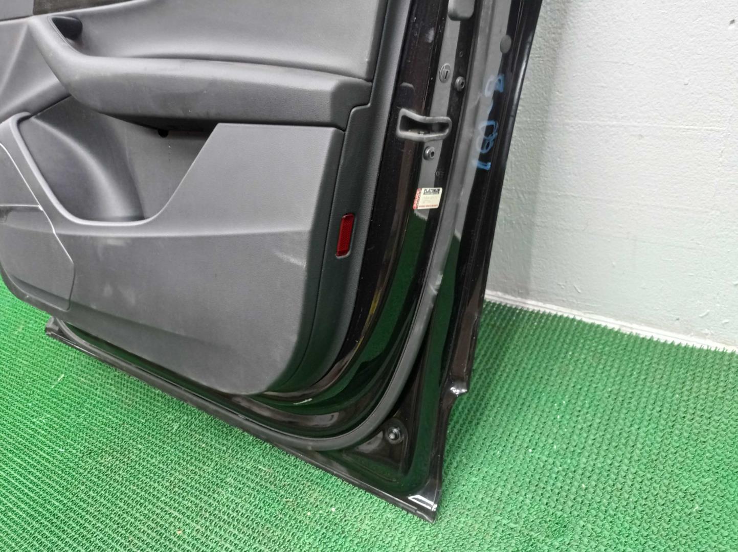 Стекло двери передней правой