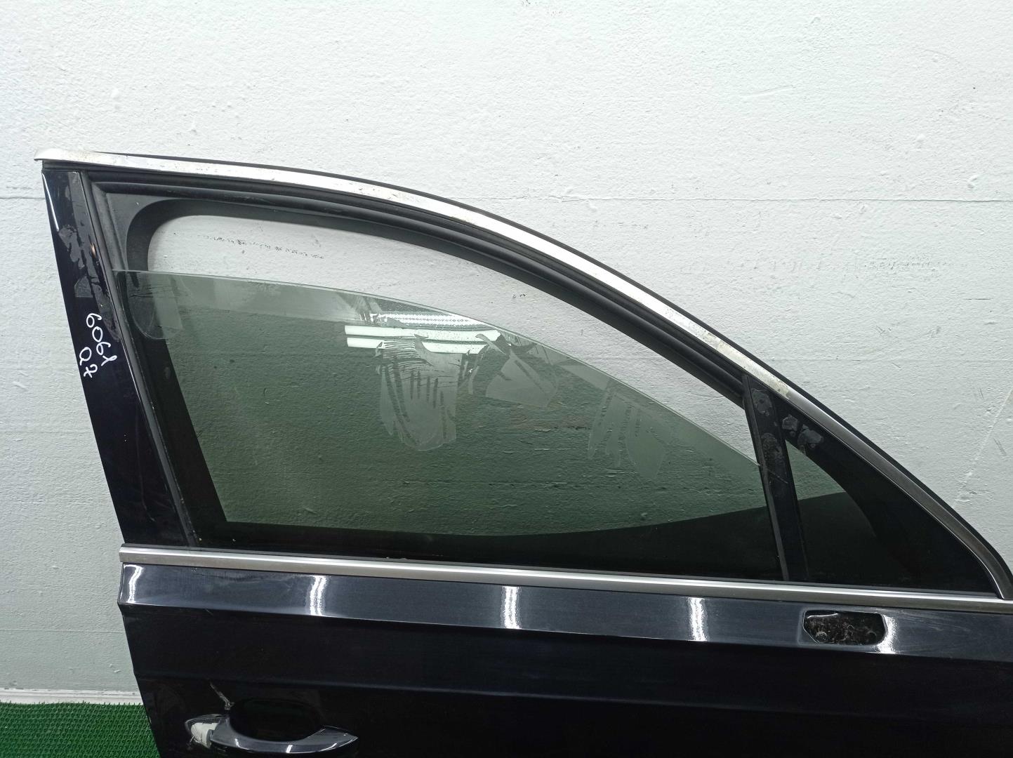Стекло двери передней правой