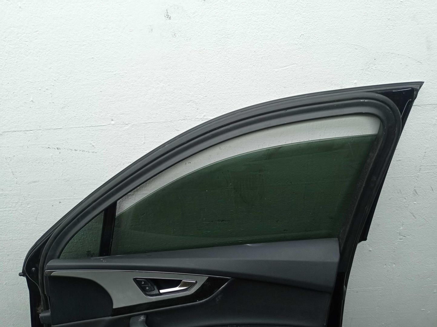 Стекло двери передней правой