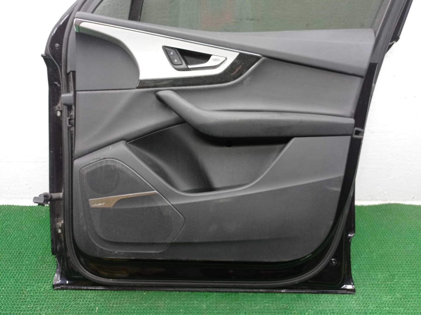 Стекло двери передней правой