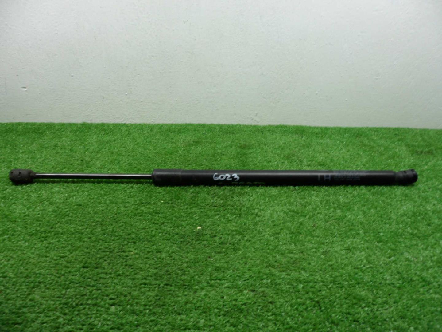 Амортизатор крышки багажника