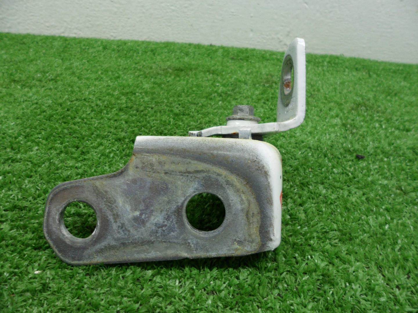 Петля двери передней