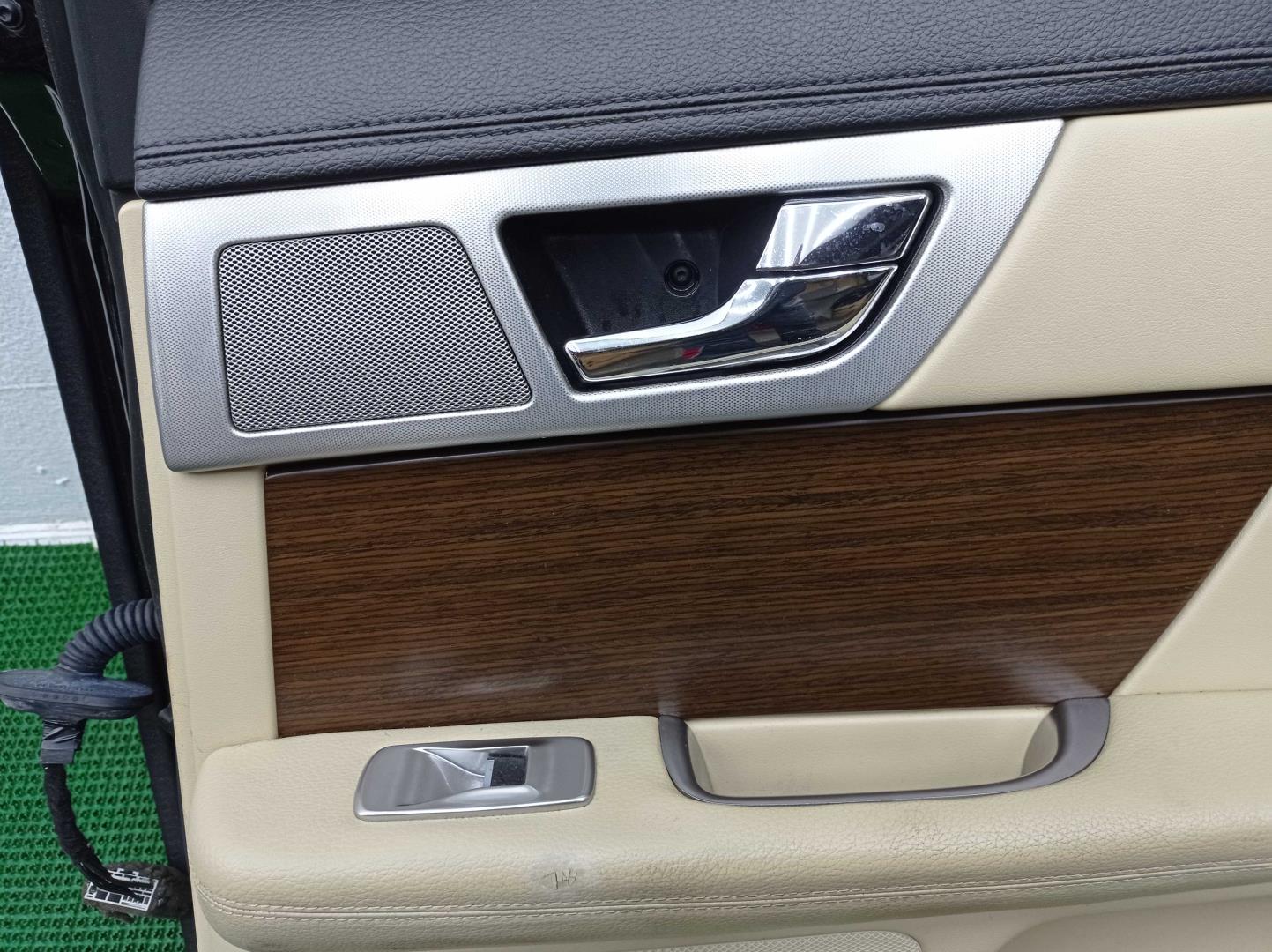 Стекло двери задней правой