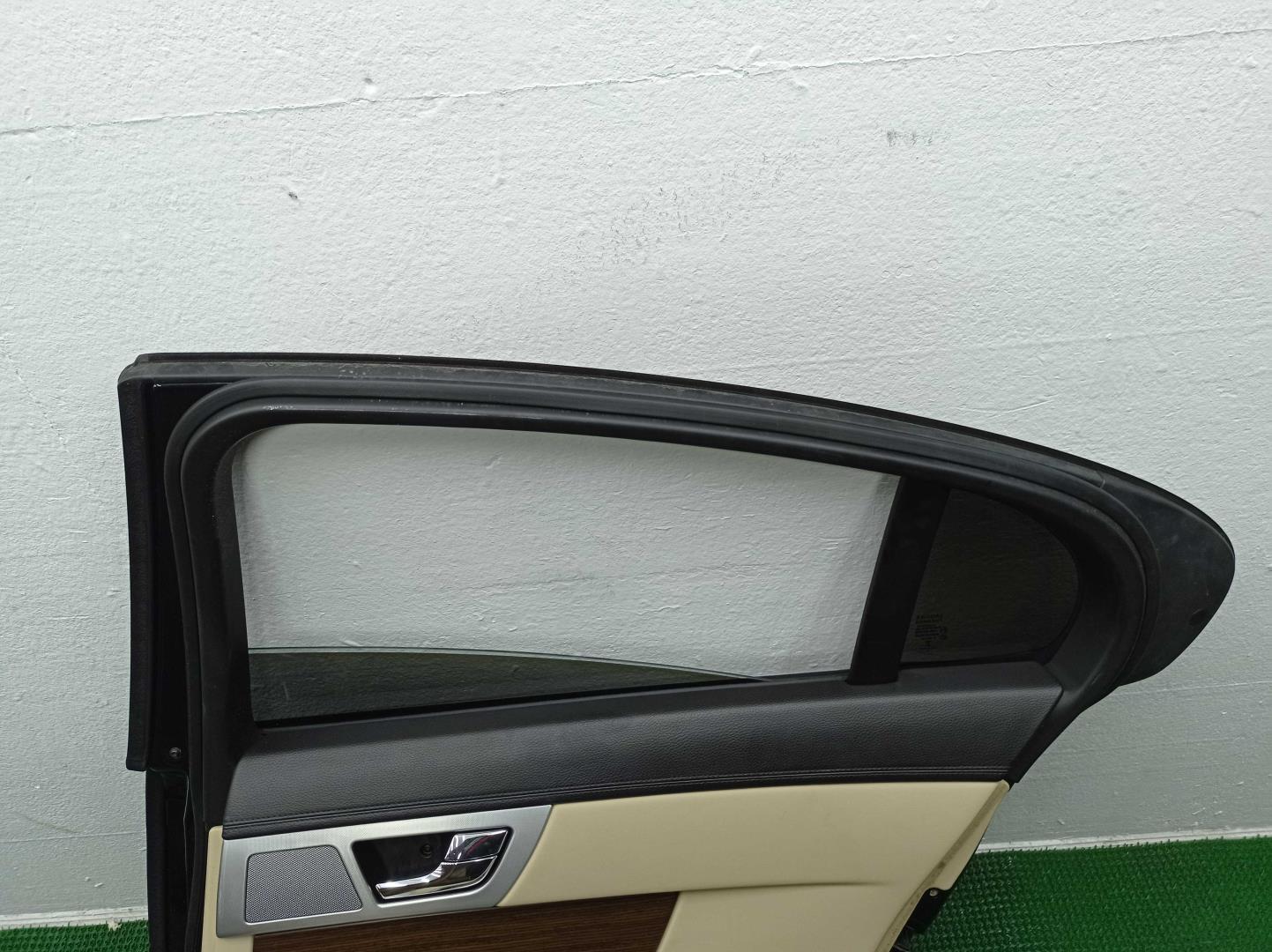 Стекло двери задней правой