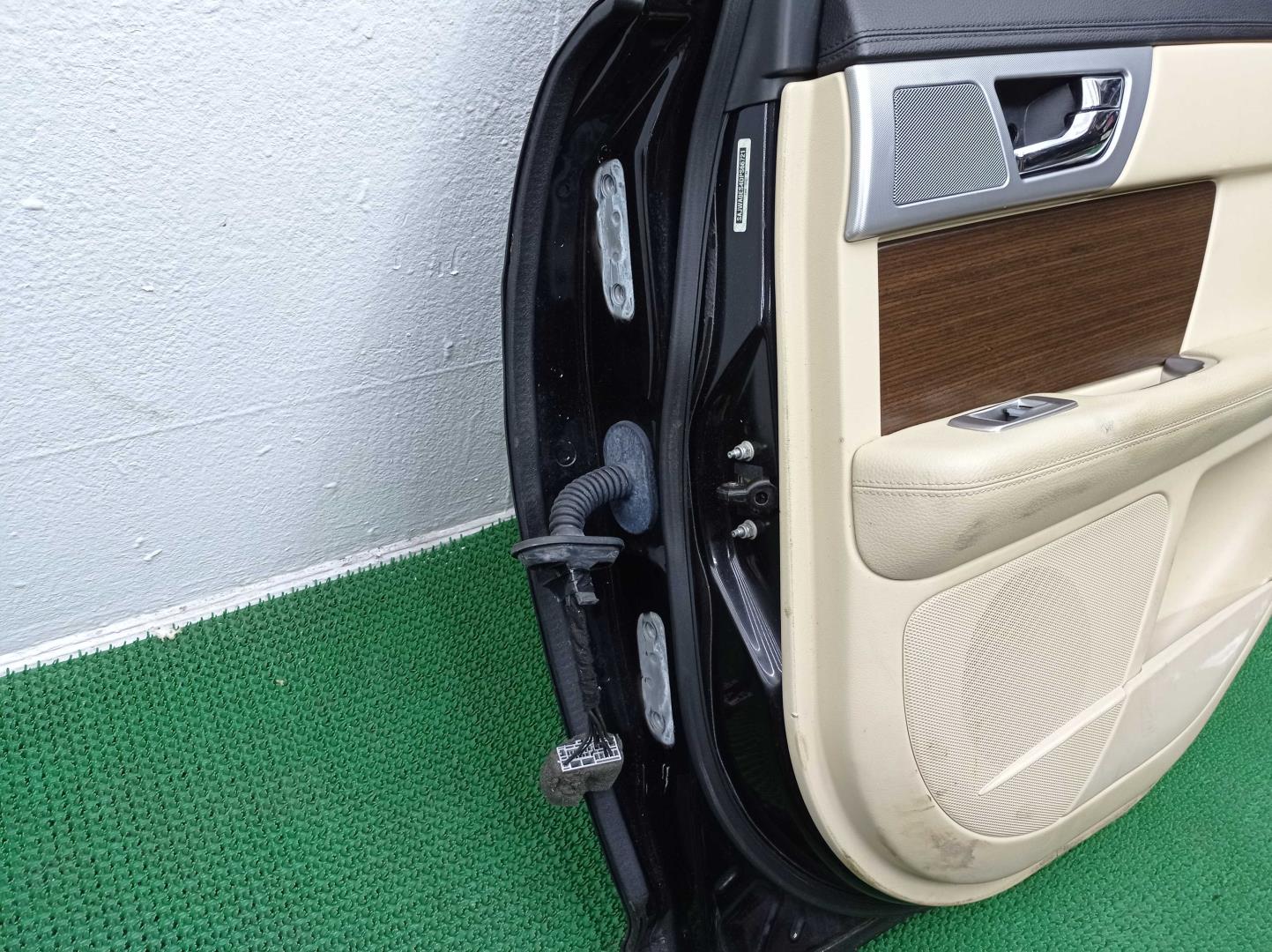 Стекло двери задней правой