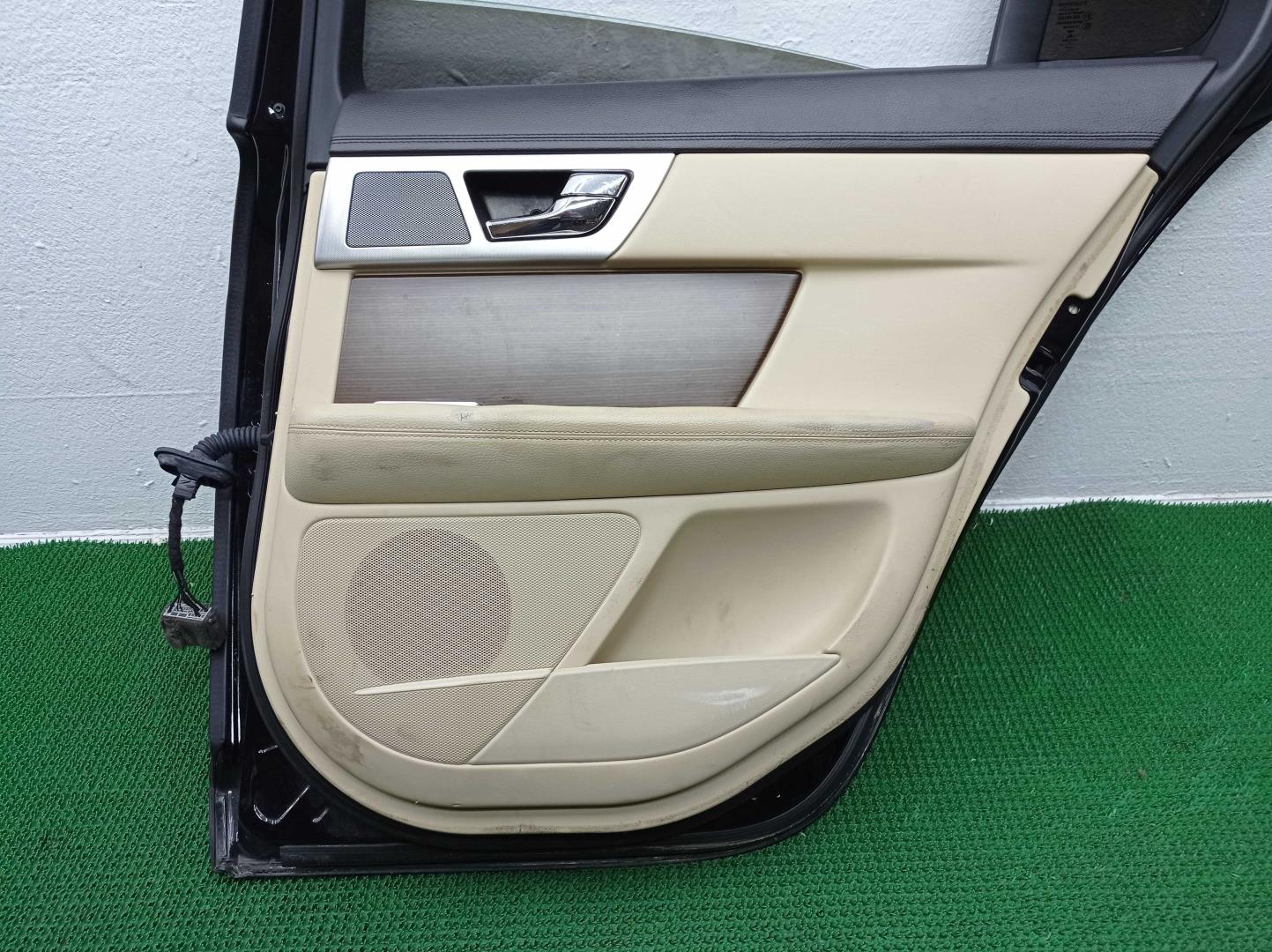 Стекло двери задней правой