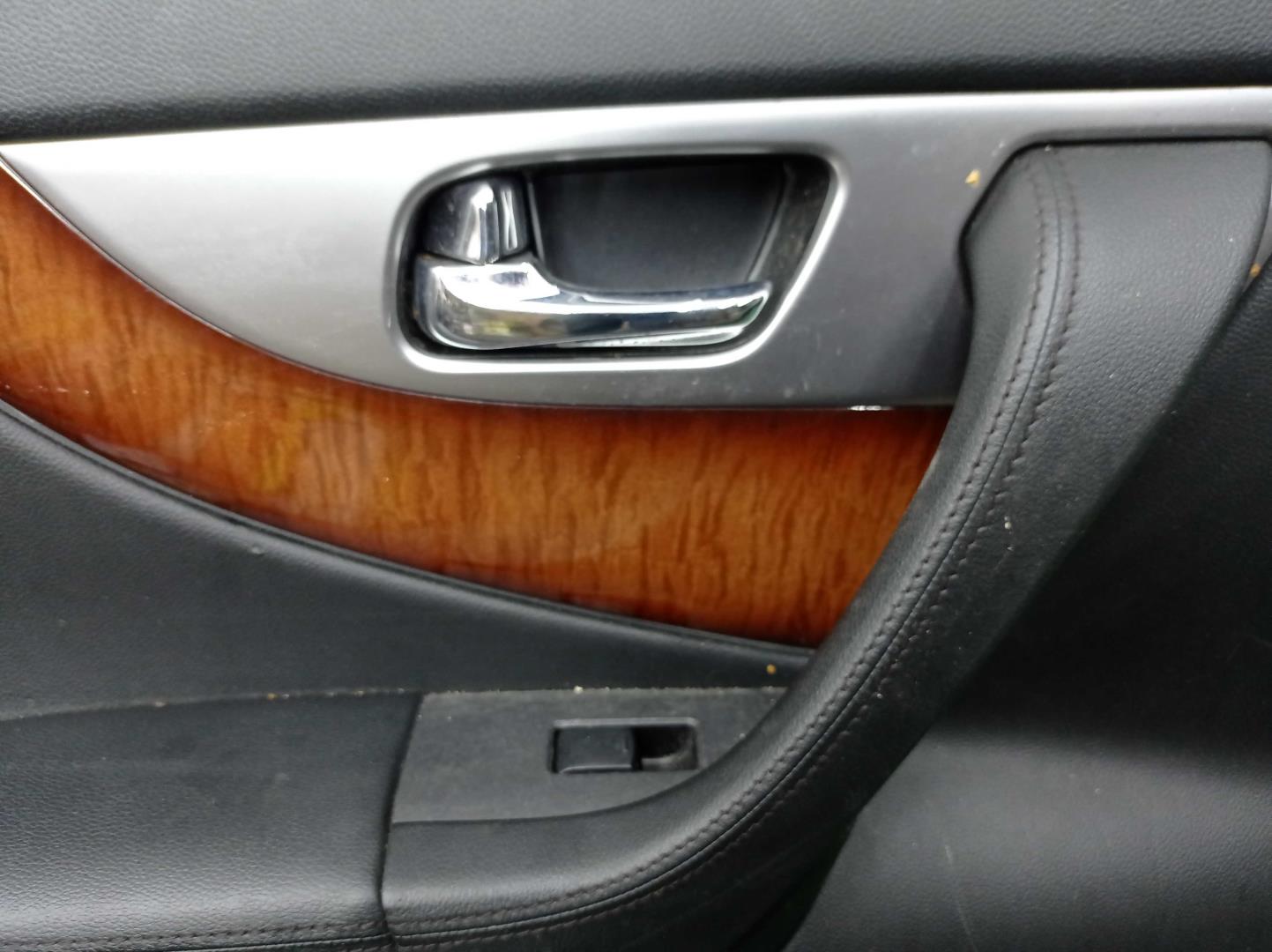 Стекло двери задней левой