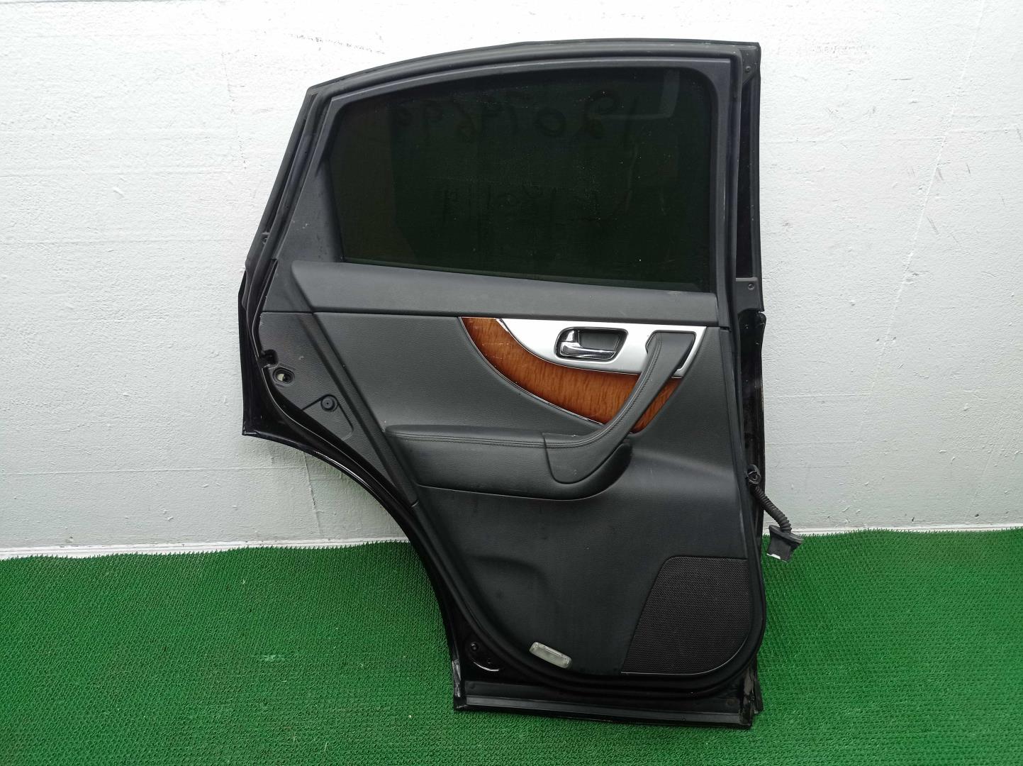 Стекло двери задней левой