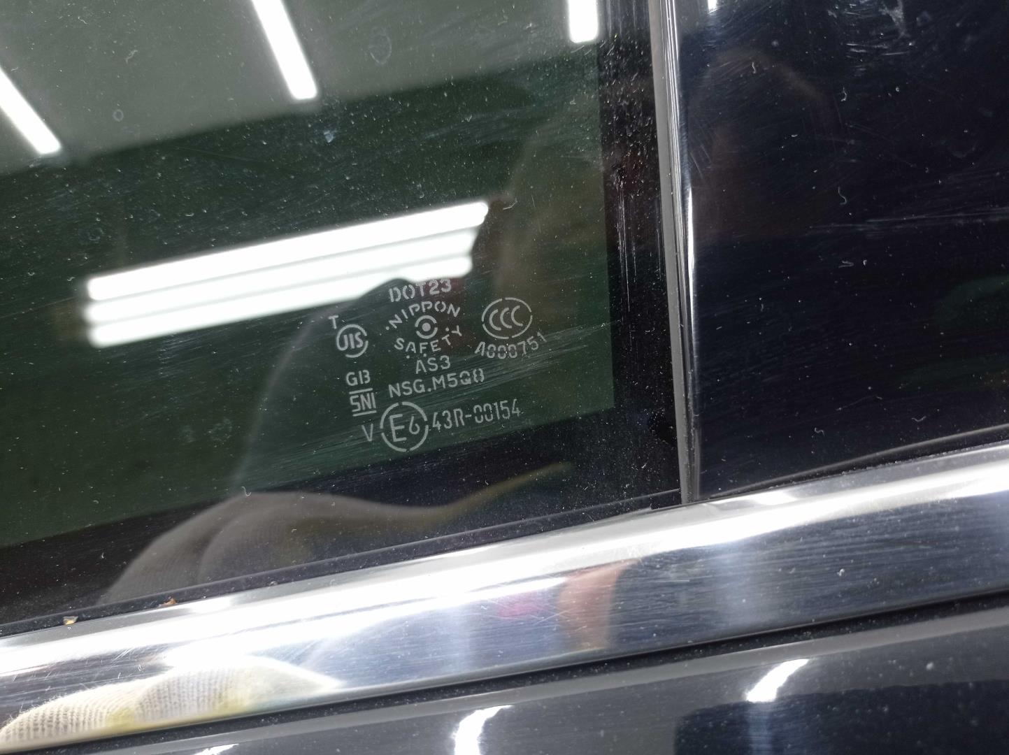 Стекло двери задней левой