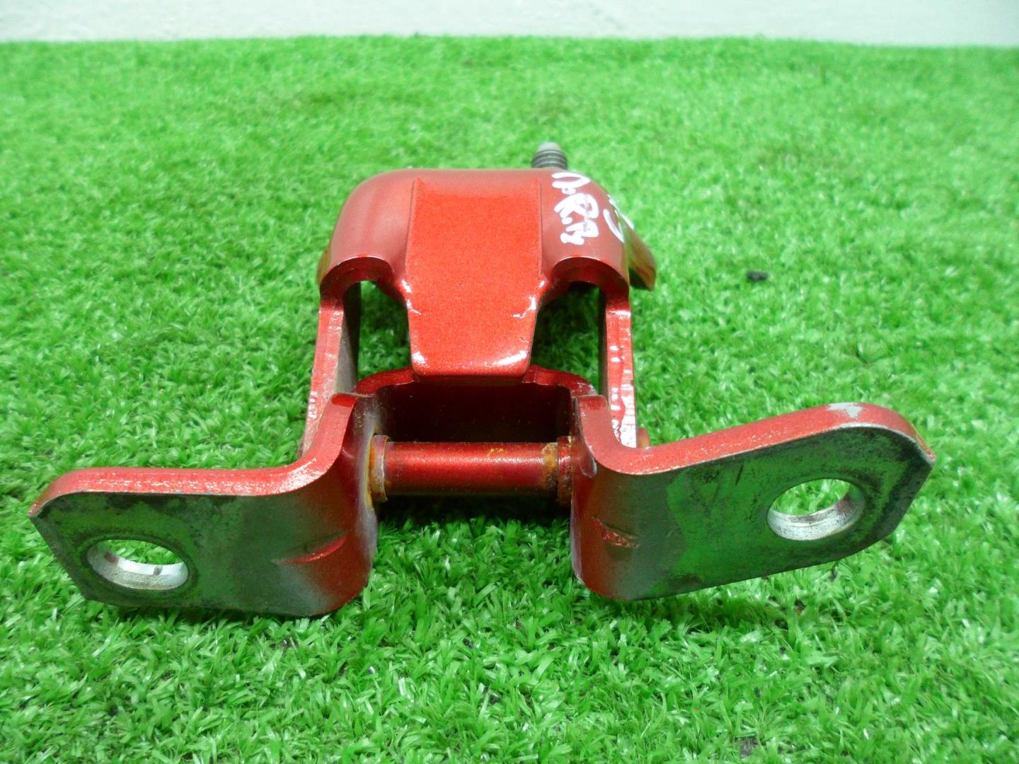 Петля двери передней