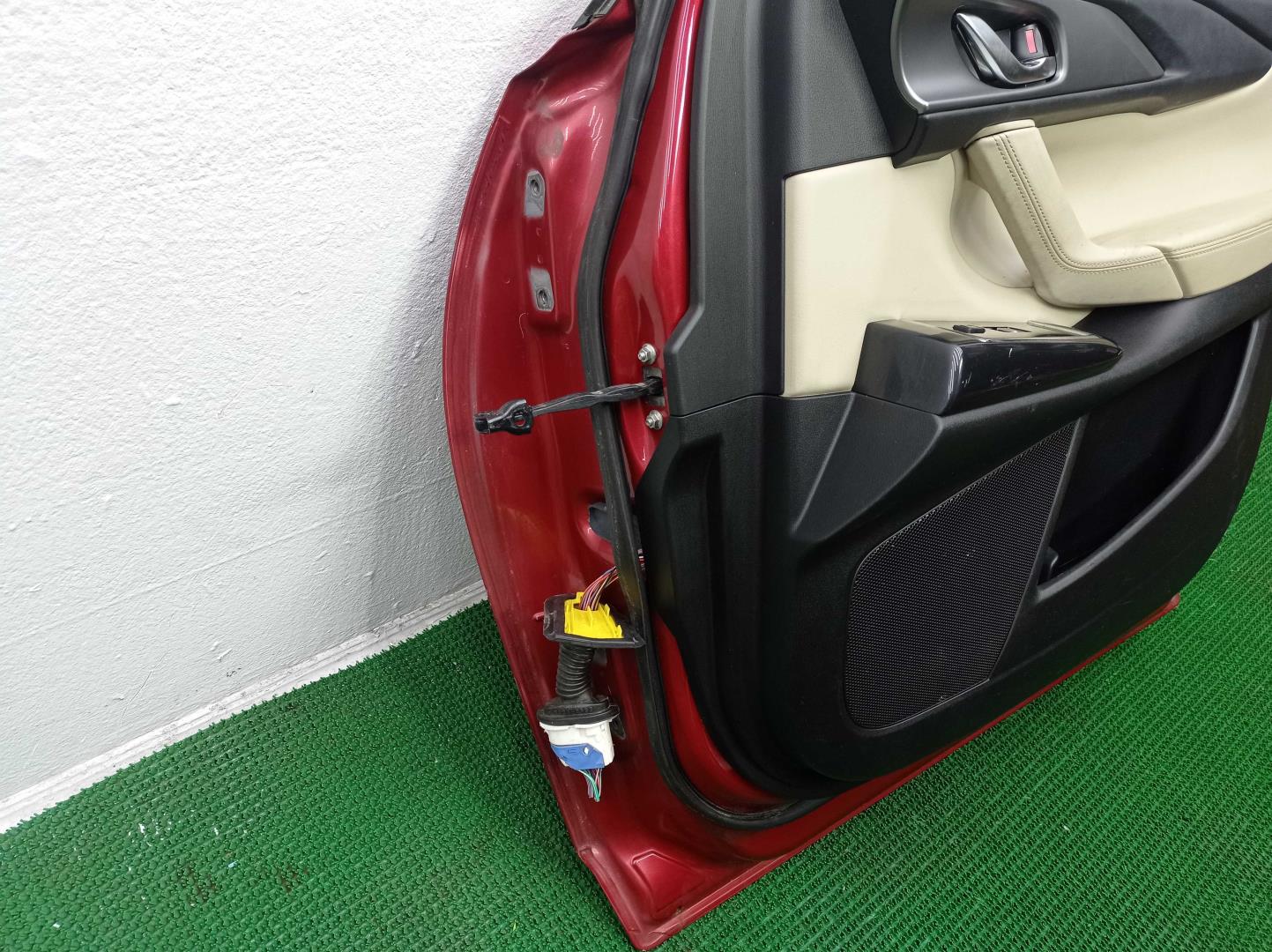 Стекло двери передней правой