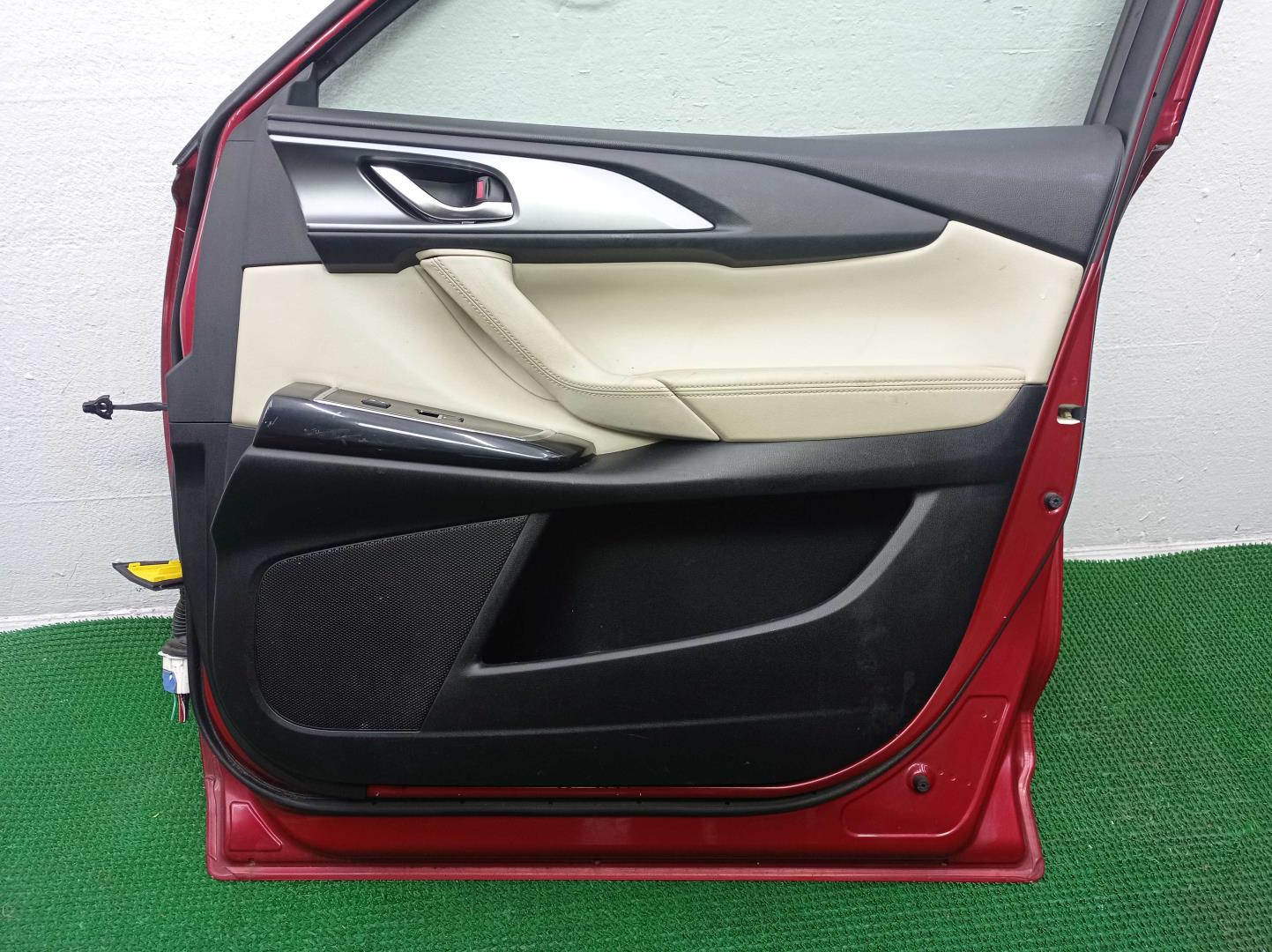 Замок двери передней правой