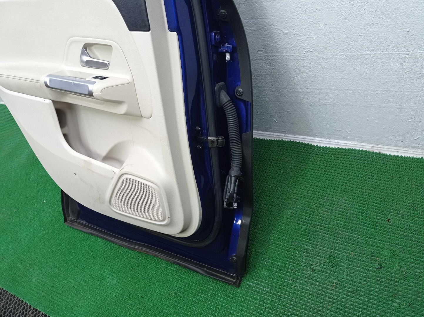 Стекло двери задней левой