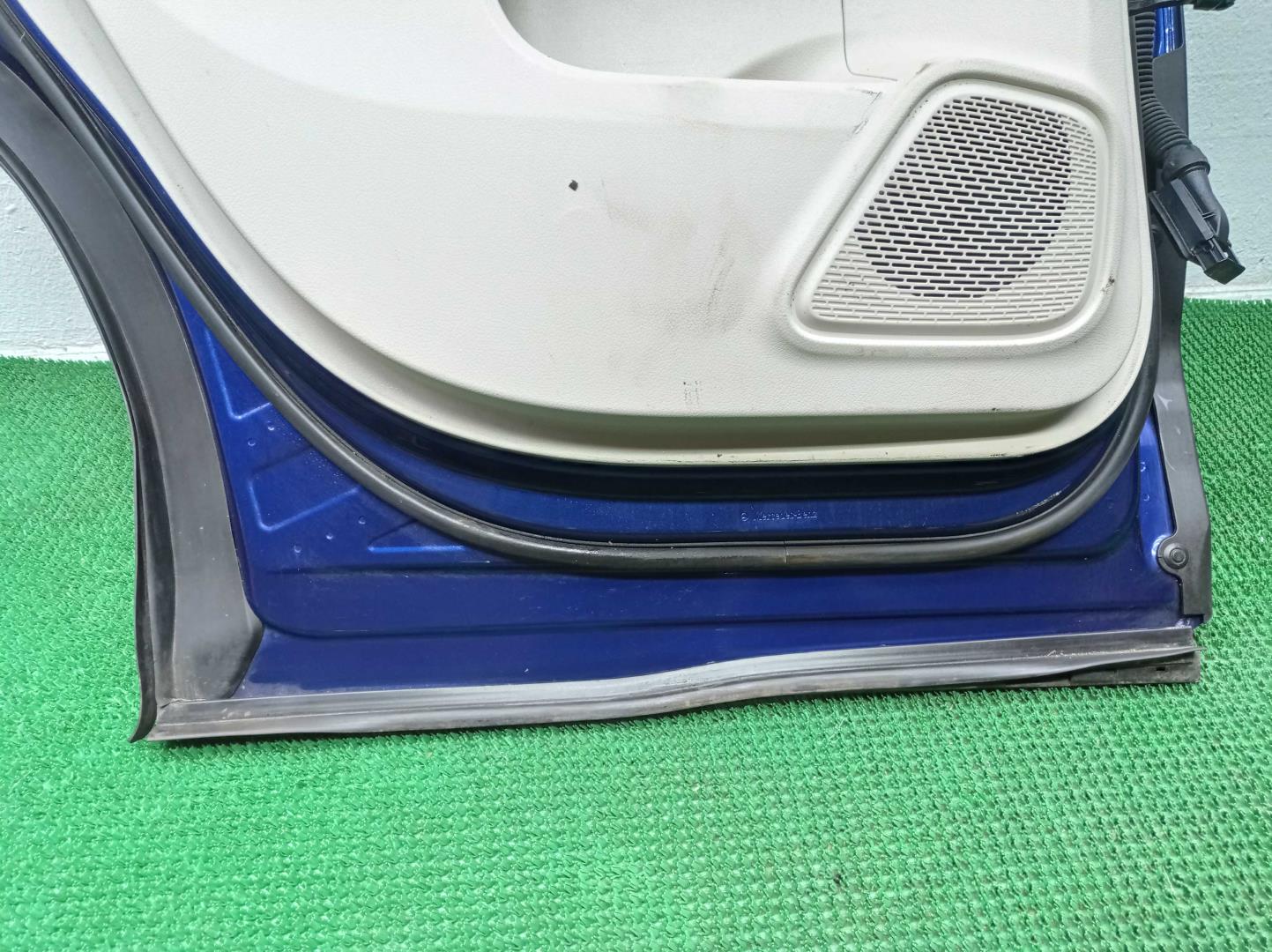 Стекло двери задней левой