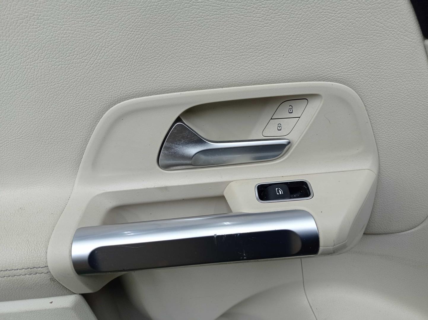 Стекло двери задней левой