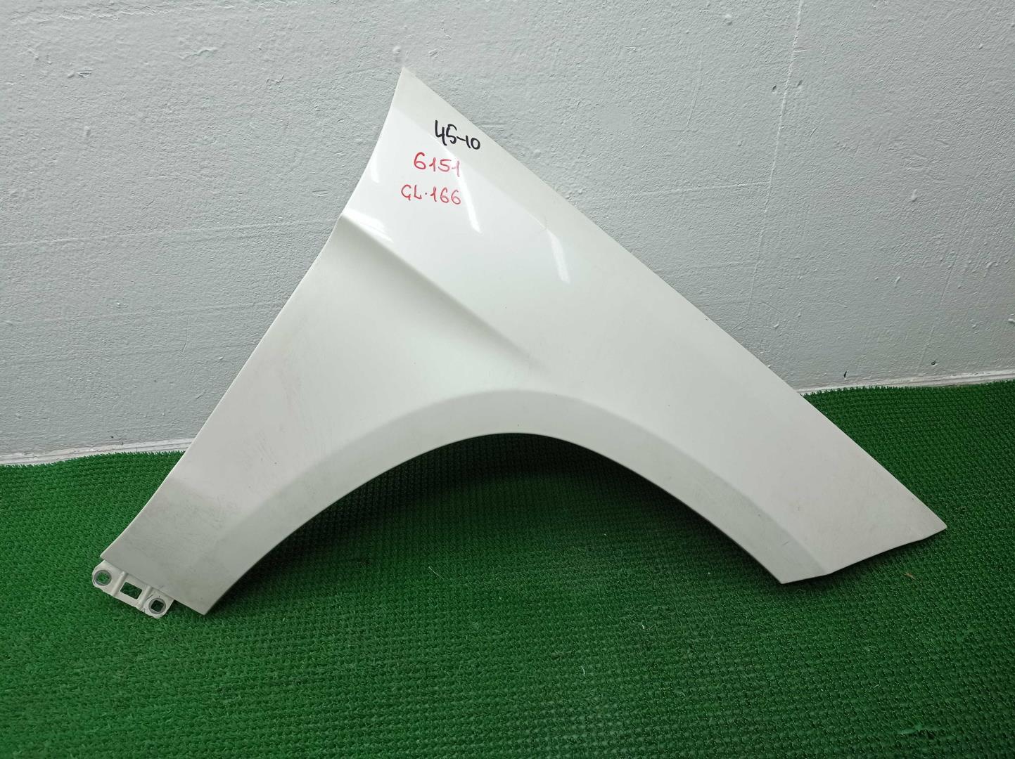 Крыло переднее правое