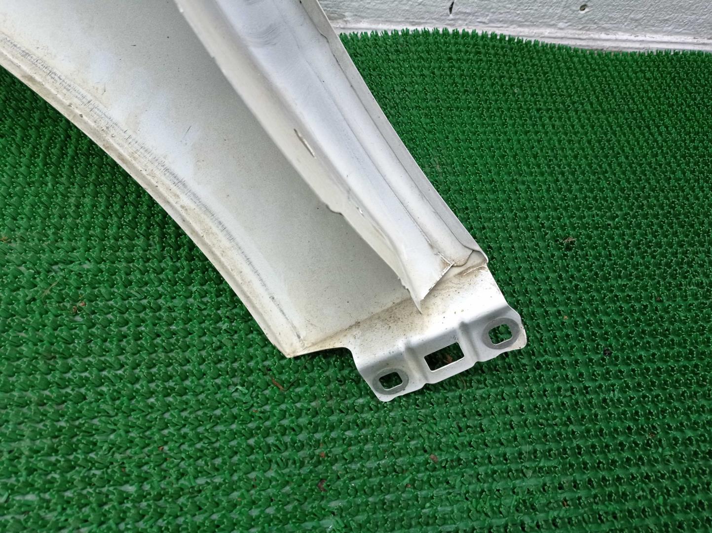 Крыло переднее правое