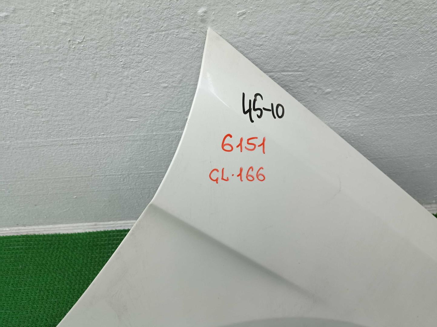 Крыло переднее правое