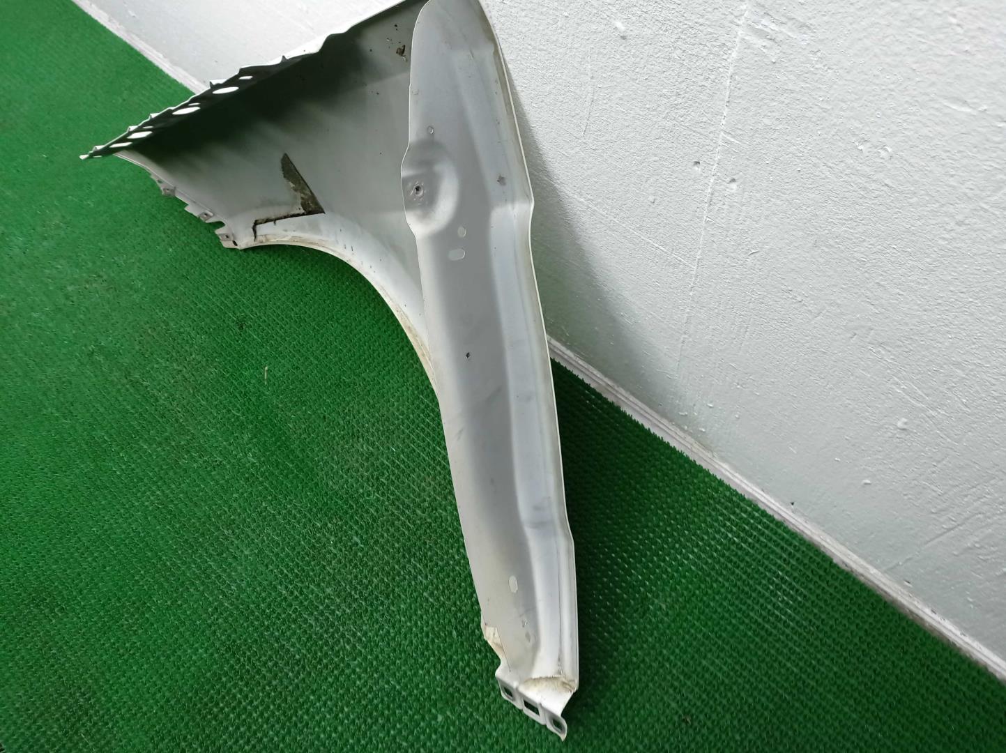 Крыло переднее правое