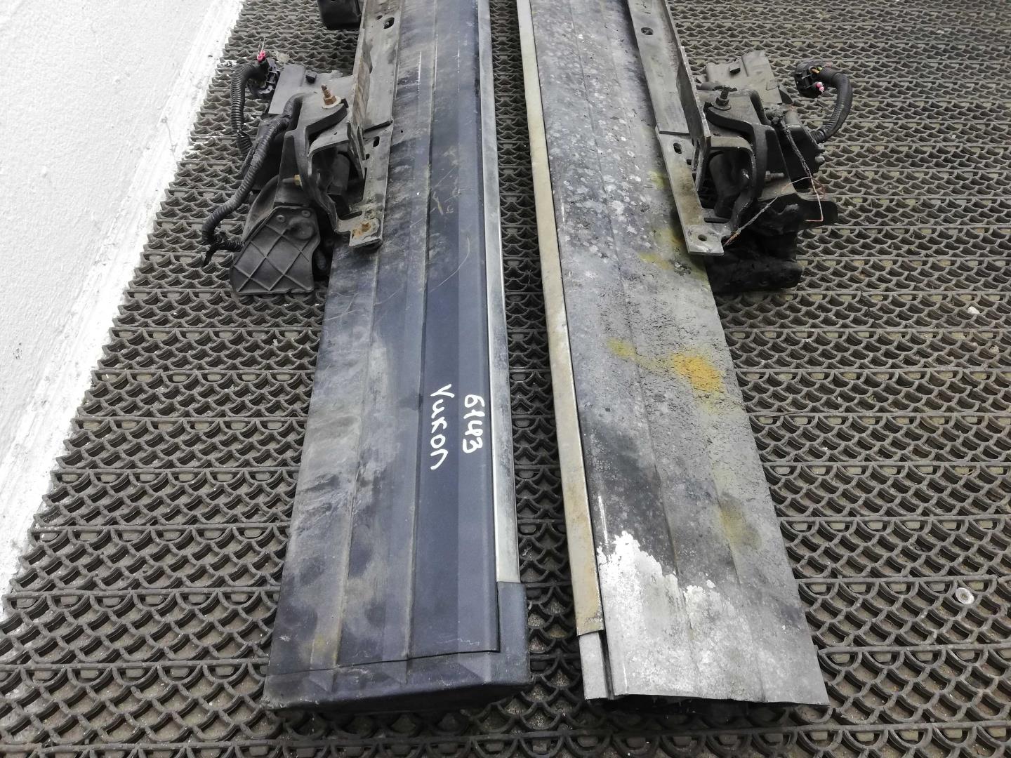 Подножка левая