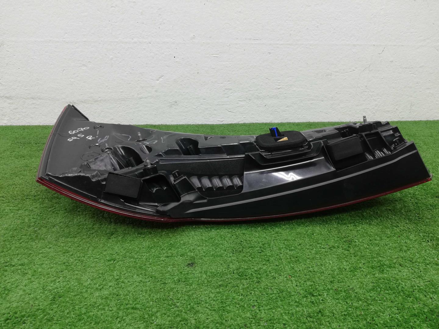 Фонарь задний внутренний правый