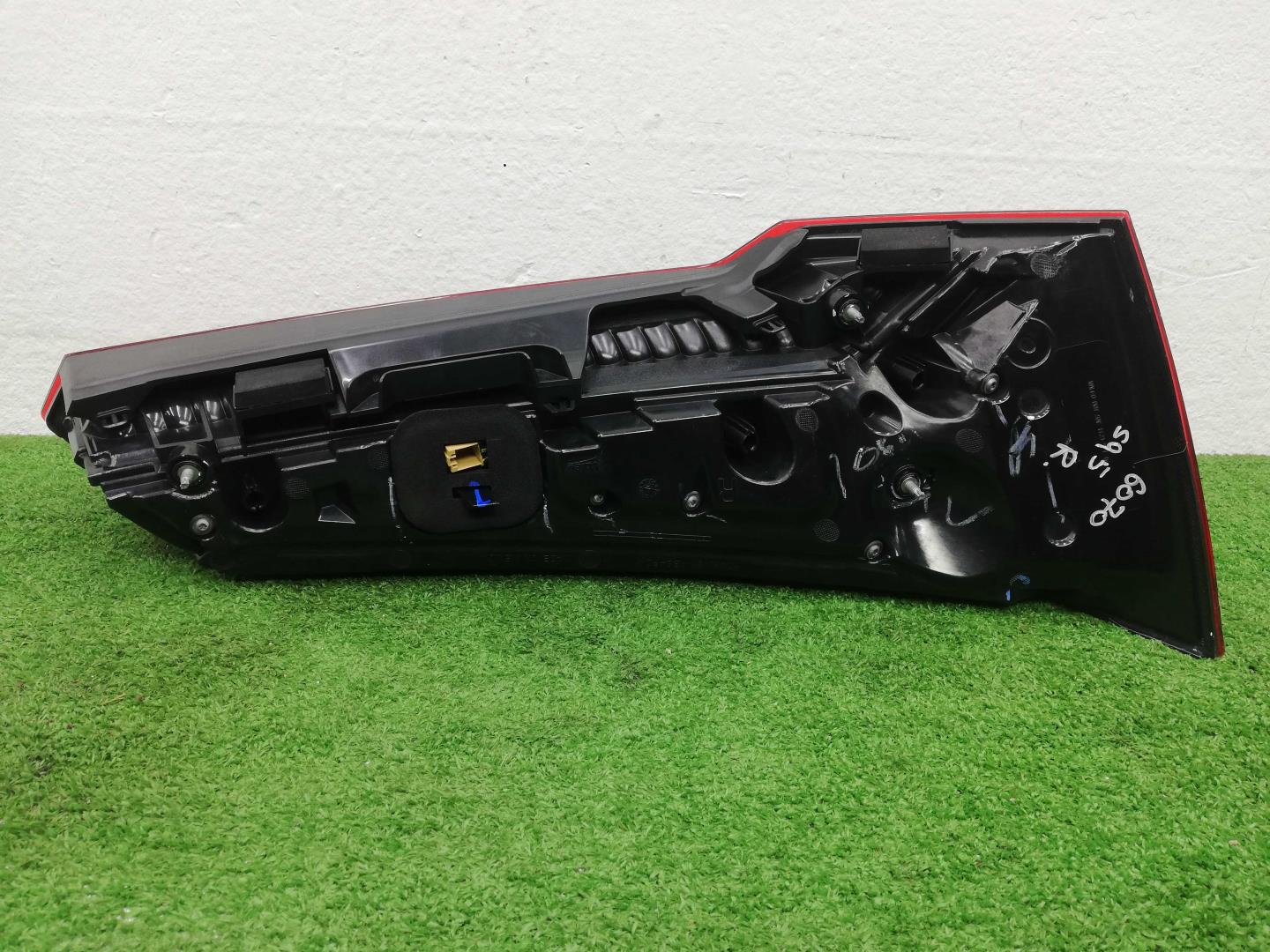 Фонарь задний внутренний правый