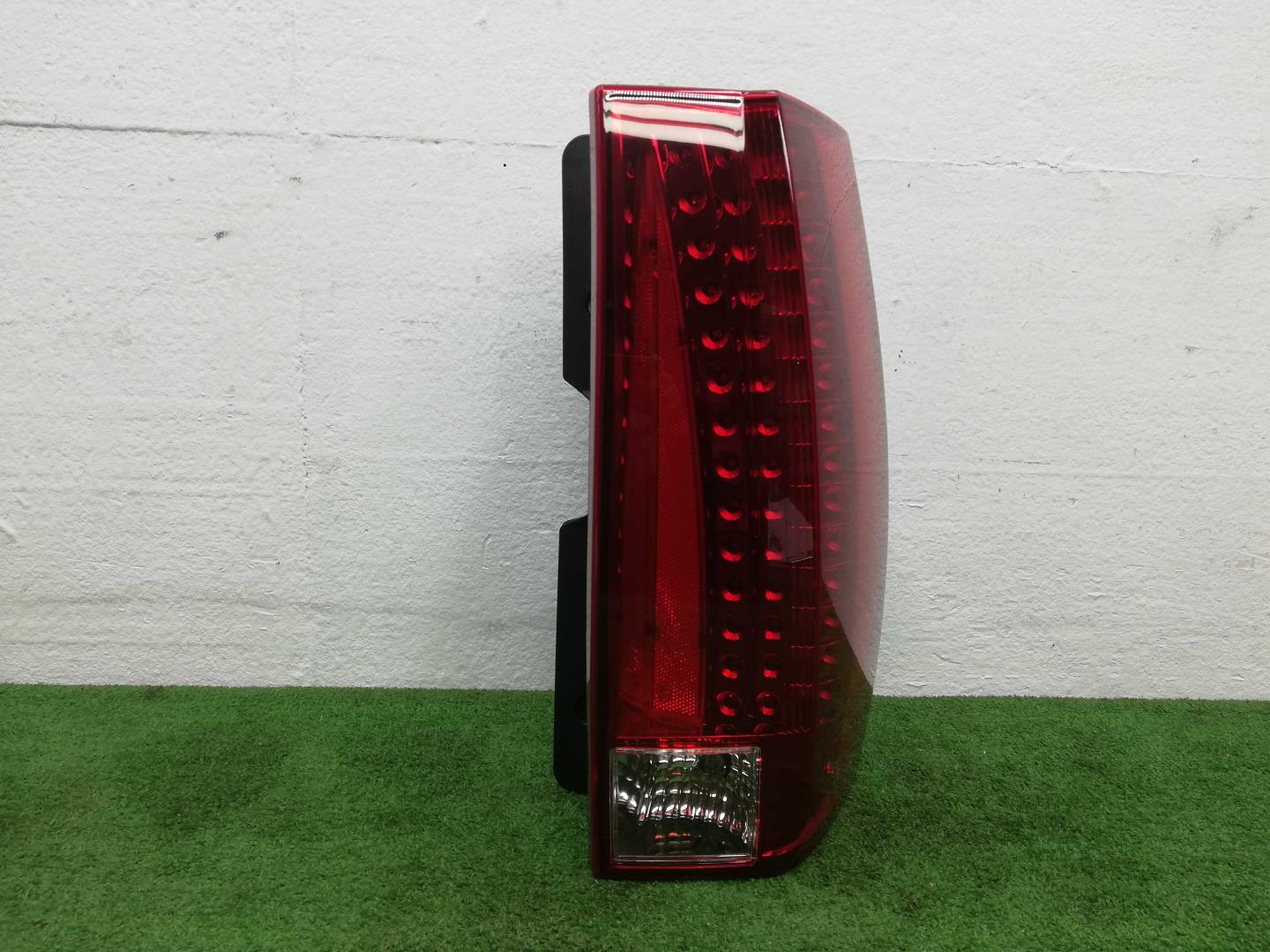 Фонарь задний наружный правый