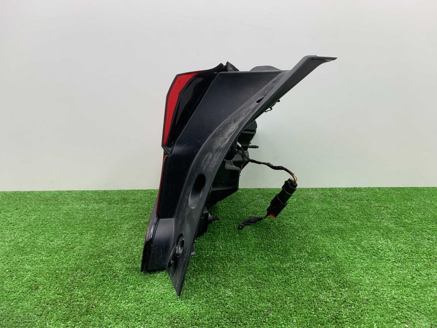 Фонарь задний наружный левый