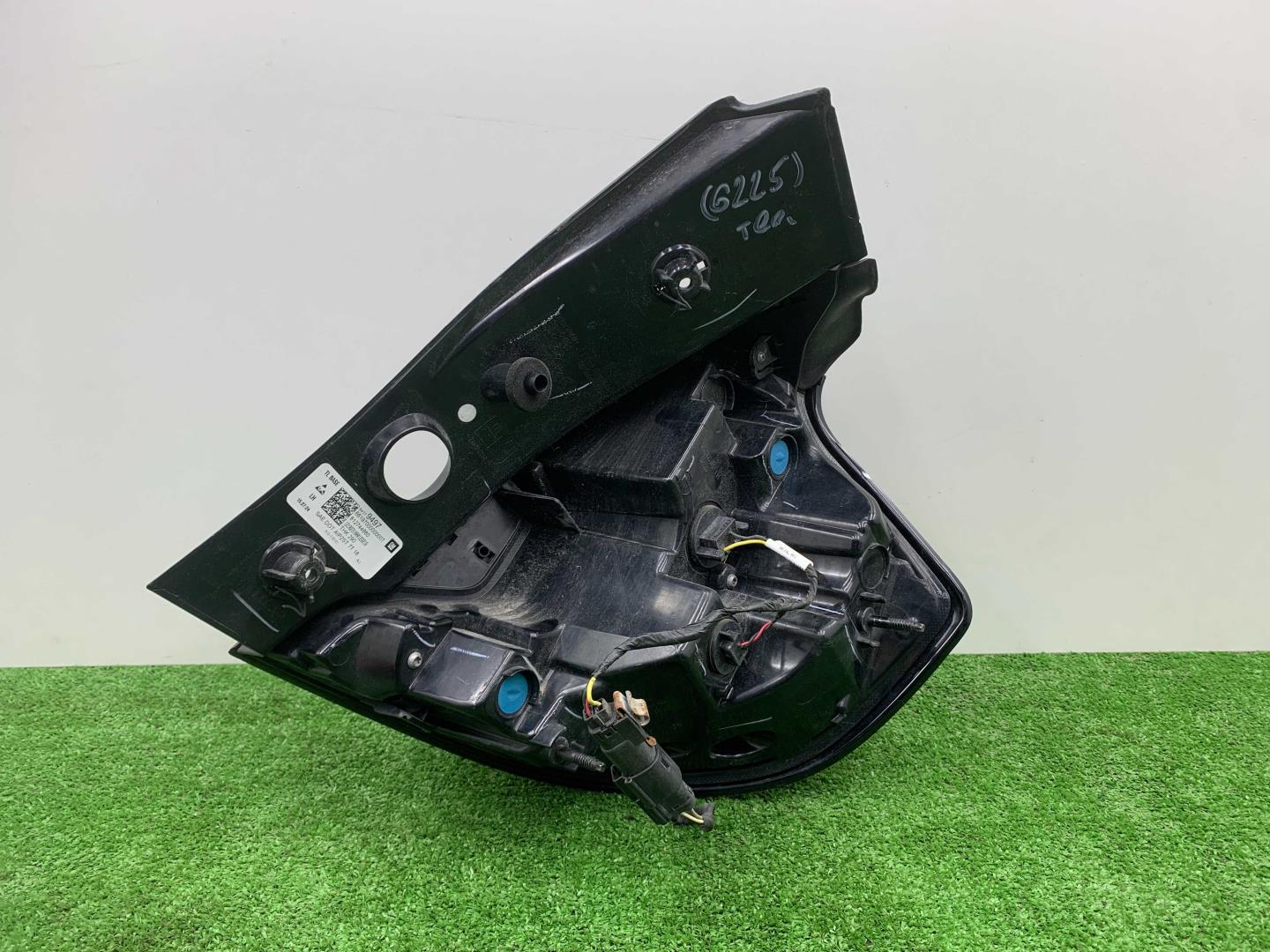 Фонарь задний наружный левый