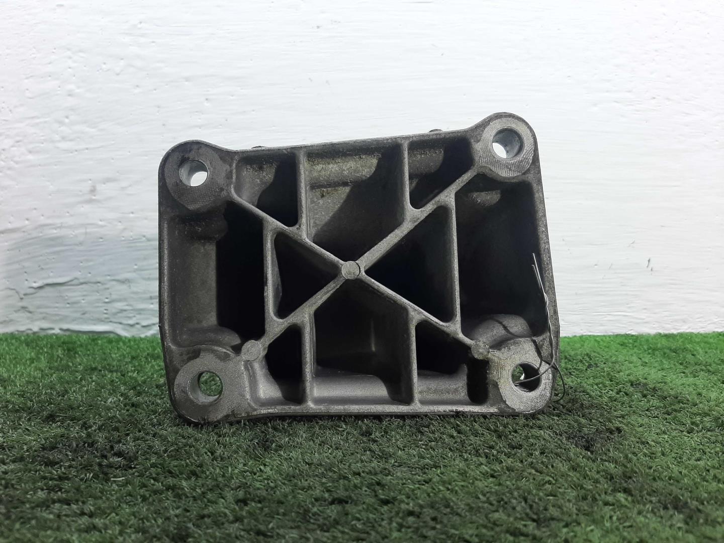 Кронштейн двигателя